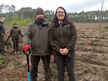 Wspólne sadzenie z leśniczym leśnictwa Janinów z terenu Parku Krajobrazowego Wzniesień Łódzkich, 